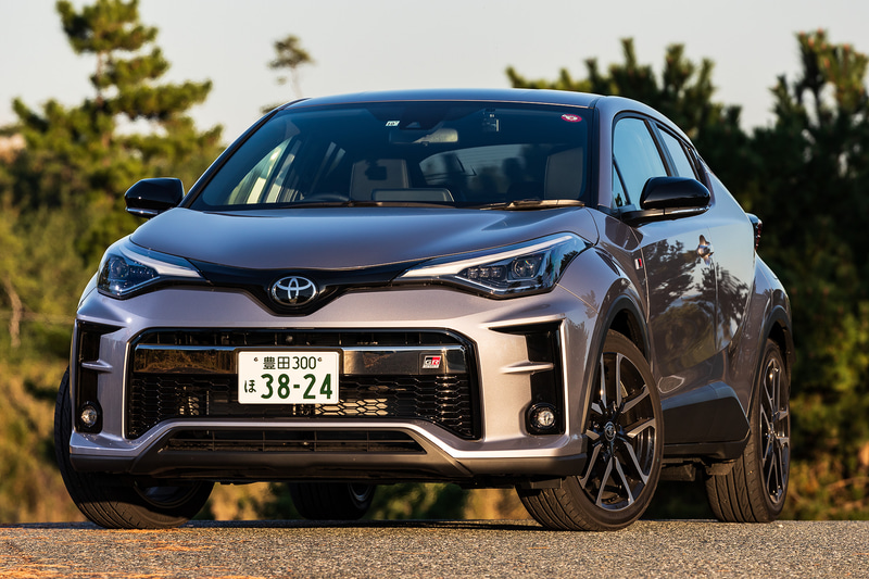 今回試乗したのは10月のマイナーチェンジに合わせてデビューした、「C-HR」の“GR SPORT”。写真は直列4気筒 1.2リッターターボ「8NR-FTS」型エンジンに6速MTを組み合わせる「S-T“GR SPORT”」（273万2000円）で、ボディサイズは4390×1795×1550mm（全長×全幅×全高）、ホイールベースは2640mm。このほかハイブリッド仕様の「S“GR SPORT”」（309万5000円）もラインアップする