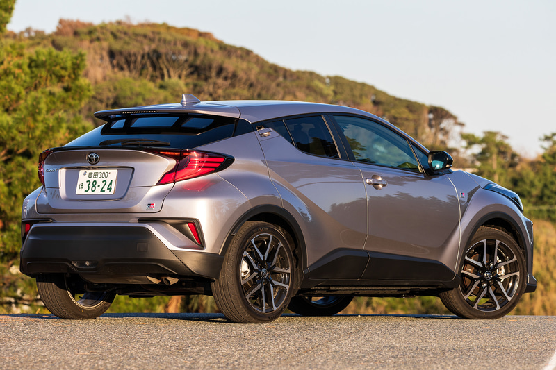 今回試乗したのは10月のマイナーチェンジに合わせてデビューした、「C-HR」の“GR SPORT”。写真は直列4気筒 1.2リッターターボ「8NR-FTS」型エンジンに6速MTを組み合わせる「S-T“GR SPORT”」（273万2000円）で、ボディサイズは4390×1795×1550mm（全長×全幅×全高）、ホイールベースは2640mm。このほかハイブリッド仕様の「S“GR SPORT”」（309万5000円）もラインアップする