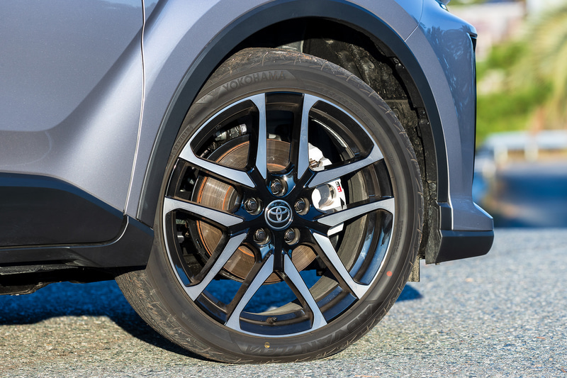 GR SPORTではフロントフロア下にトンネルブレースを追加してボディ剛性を強化。また、専用の横浜ゴム「ADVAN FLEVA」（225/45R19）を採用するとともに、足まわりについても専用のチューニングを施している