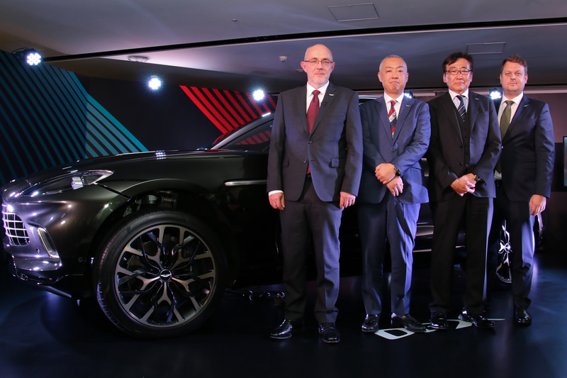 アストンマーティン初のSUV「DBX」を日本初公開