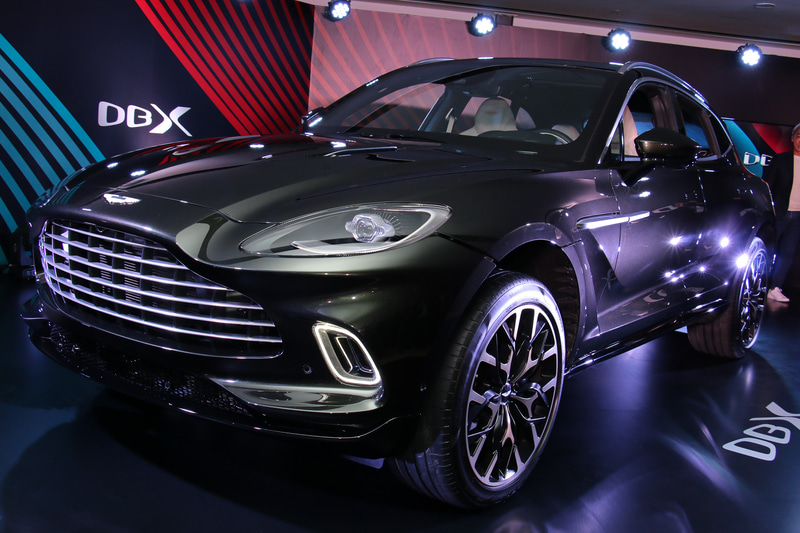 DBXのボディサイズは5039×1998×1680mm（全長×全幅×全高）、ホイールベースは3060mm。なお、会場に用意された車両は本格的な量産に先駆けて生産されたプロトタイプ車両となり、実際の量産モデルとは異なる点が出てくる可能性もあるとのこと