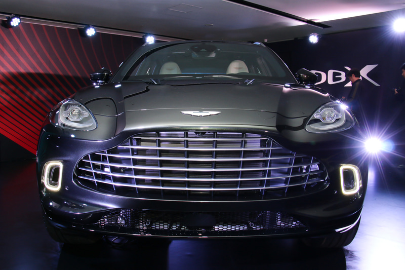 DBXのボディサイズは5039×1998×1680mm（全長×全幅×全高）、ホイールベースは3060mm。なお、会場に用意された車両は本格的な量産に先駆けて生産されたプロトタイプ車両となり、実際の量産モデルとは異なる点が出てくる可能性もあるとのこと