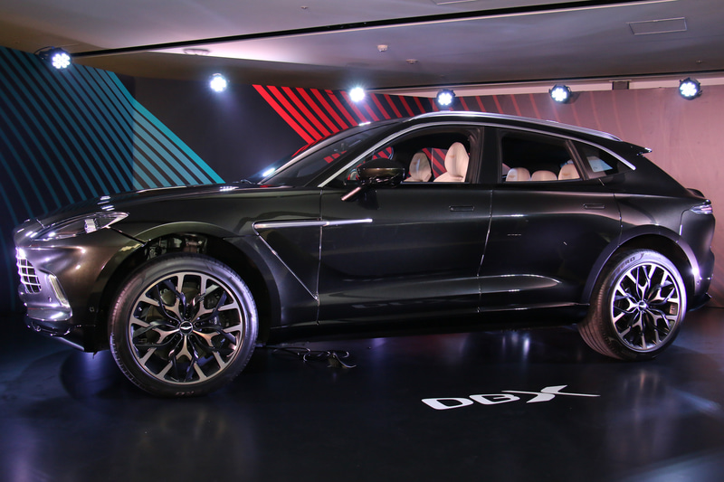 DBXのボディサイズは5039×1998×1680mm（全長×全幅×全高）、ホイールベースは3060mm。なお、会場に用意された車両は本格的な量産に先駆けて生産されたプロトタイプ車両となり、実際の量産モデルとは異なる点が出てくる可能性もあるとのこと