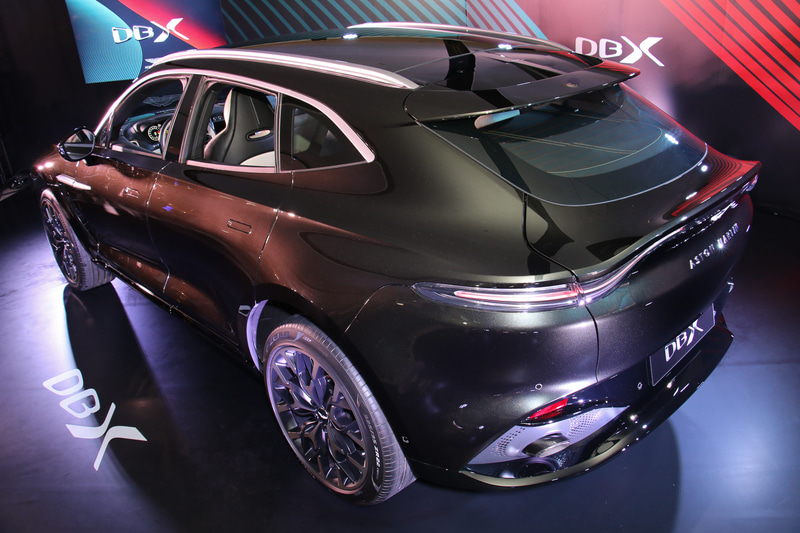DBXのボディサイズは5039×1998×1680mm（全長×全幅×全高）、ホイールベースは3060mm。なお、会場に用意された車両は本格的な量産に先駆けて生産されたプロトタイプ車両となり、実際の量産モデルとは異なる点が出てくる可能性もあるとのこと