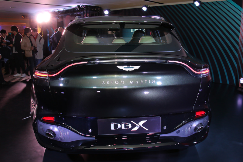 DBXのボディサイズは5039×1998×1680mm（全長×全幅×全高）、ホイールベースは3060mm。なお、会場に用意された車両は本格的な量産に先駆けて生産されたプロトタイプ車両となり、実際の量産モデルとは異なる点が出てくる可能性もあるとのこと