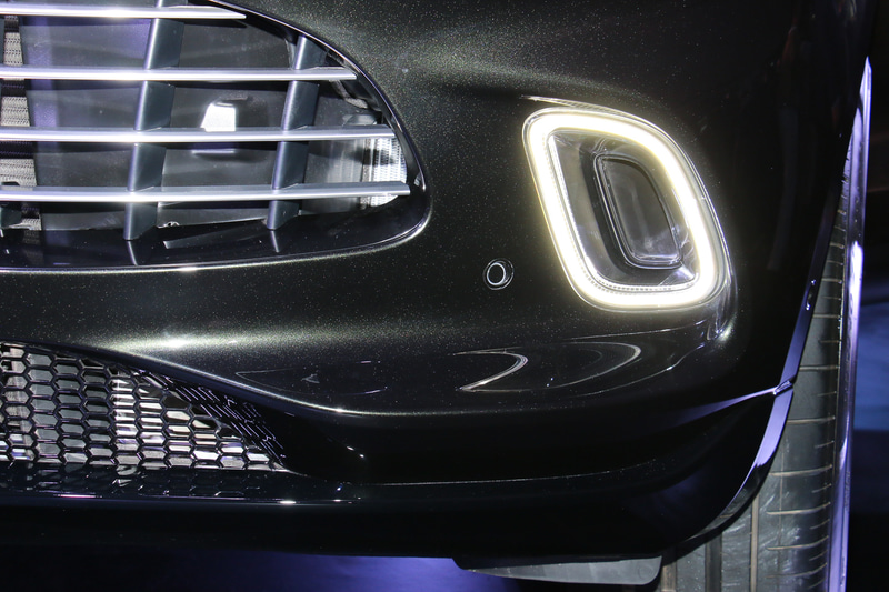 フロントバンパーの両サイドに設置された「フロントDRLダクト」。リング状のデイタイムランニングランプはフロントマスクのアクセントになっており、同時に車両前方から流れてくる風を中央のダクトから前輪のタイヤハウスに通過させ、“エアカーテン”として空力性能を高めている