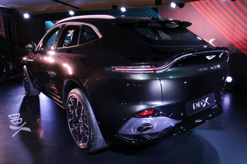 車両後方のリアハッチには、アストンマーティンの「ヴァンテージ」からヒントを得た「フリップ」と呼ばれるスポイラーを設置。ルーフ後端のリアウイングと合わせてダウンフォースを提供する