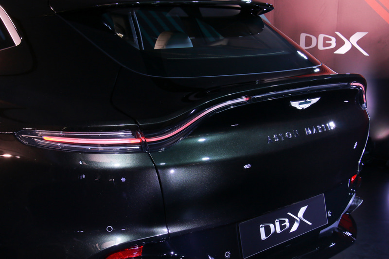 車両後方のリアハッチには、アストンマーティンの「ヴァンテージ」からヒントを得た「フリップ」と呼ばれるスポイラーを設置。ルーフ後端のリアウイングと合わせてダウンフォースを提供する