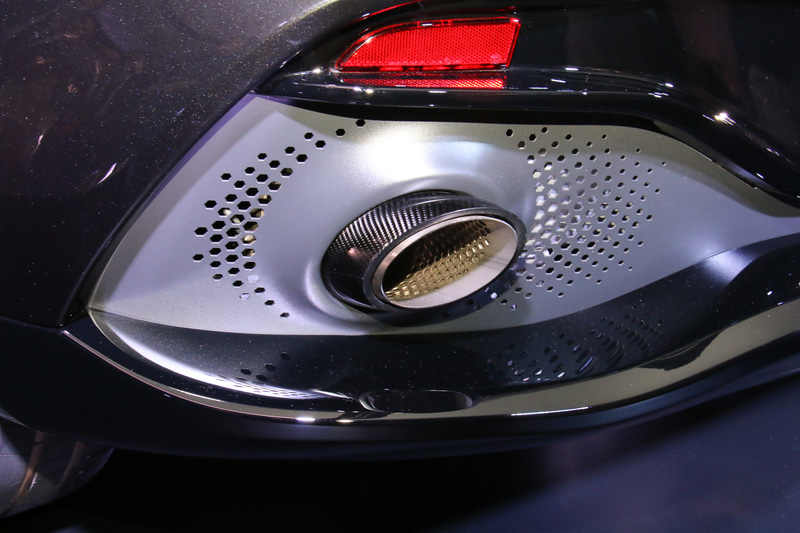 リアバンパーの両サイドにビルトインされるマフラーエンドはカーボンファイバー製の加飾を設定