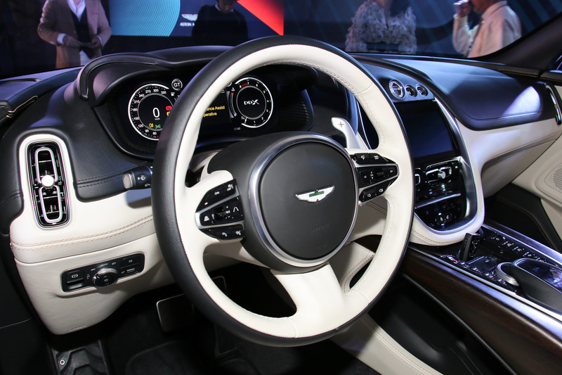 12.3インチのTFTカラー液晶ディスプレイをメーターパネルに採用。レザーステアリングの両スポークにADASやインフォテイメントなどの各種スイッチをレイアウトする