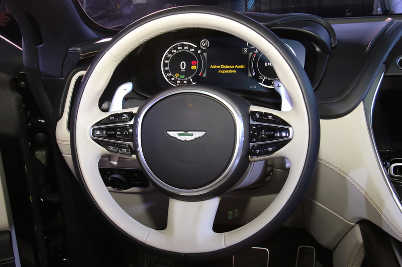 12.3インチのTFTカラー液晶ディスプレイをメーターパネルに採用。レザーステアリングの両スポークにADASやインフォテイメントなどの各種スイッチをレイアウトする