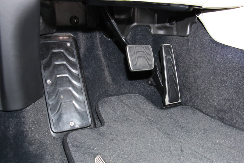 アクセルペダルはオルガンタイプ。大きなフットレストも用意する