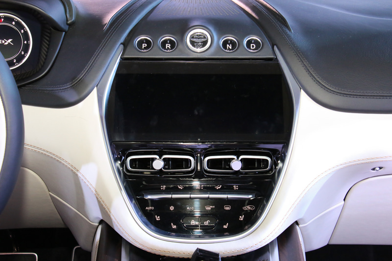 インパネ中央に10.25インチのTFT センターインフォテイメントディスプレイを設置。画面の上にエンジンスタートスイッチやシフトセレクターのボタンを配置する