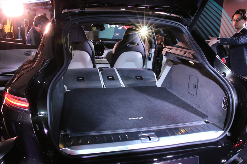 ラゲッジスペース容量は632Lで、フロア下に62Lの容量を持つサブトランクを設定している。6：4分割可倒のリアシートを前方に倒して大きな荷物の積載にも対応