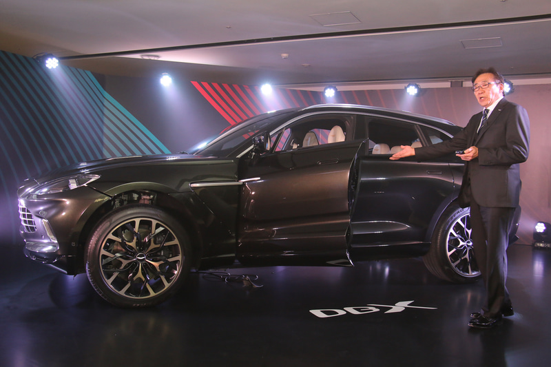 戸井氏は展示されたDBX（プロトタイプモデル）を使いながら具体的な製品特性を紹介していく。このシーンではドアの断面を取り上げ、美しいラインが空力特性の改善にも寄与していることを紹介。サイドシルをドアパネルがカバーして、オフロード走行などを行なった後でも乗降時に足下を汚さないようにしていることもアピールした