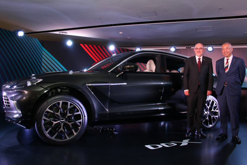 フォトセッションでDBXと並ぶRichard Humbert氏（左）とアストンマーティン・ジャパン マネージング ディレクター 寺嶋正一氏（右）