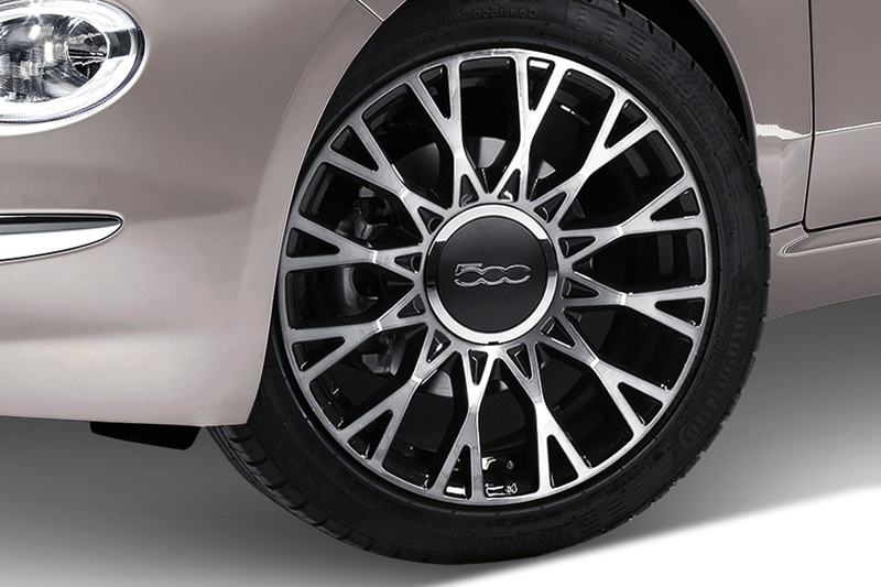 ポリッシュ仕上げのクロスメッシュデザイン・アルミホイールや、上品なホワイトのアイスとブラックを組み合わせた2トーンシートなどを特別装備