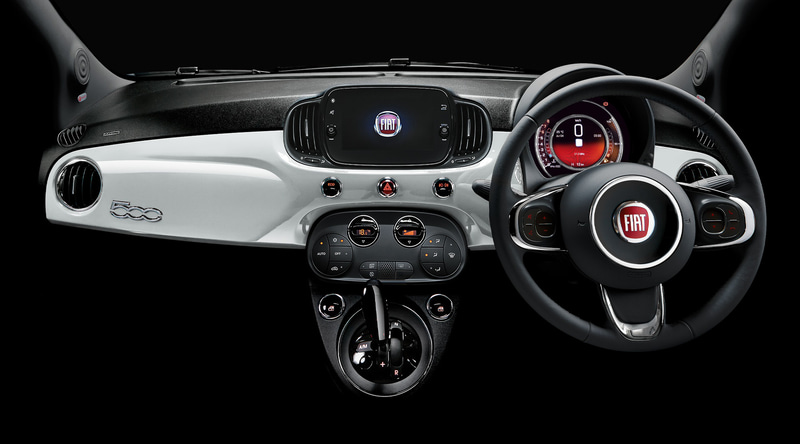 ポリッシュ仕上げのクロスメッシュデザイン・アルミホイールや、上品なホワイトのアイスとブラックを組み合わせた2トーンシートなどを特別装備