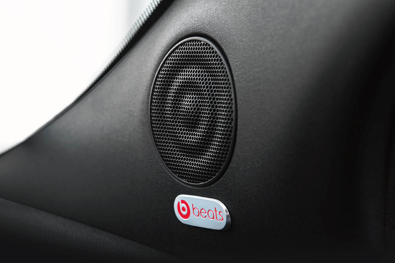 ポリッシュ仕上げのクロスメッシュデザイン・アルミホイールや、上品なホワイトのアイスとブラックを組み合わせた2トーンシートなどを特別装備