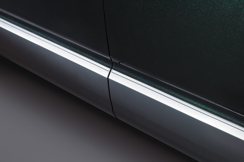 助手席ドア/助手席側スライドドアと連動して自動で展開・収納する電動サイドステップ（LEDステップ照明付）を一部グレードに標準装備。乗降性を向上させた