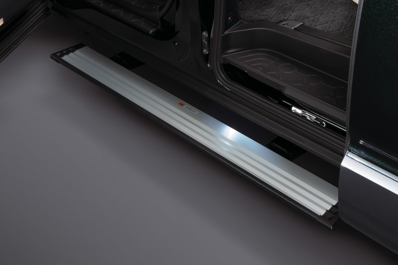 助手席ドア/助手席側スライドドアと連動して自動で展開・収納する電動サイドステップ（LEDステップ照明付）を一部グレードに標準装備。乗降性を向上させた