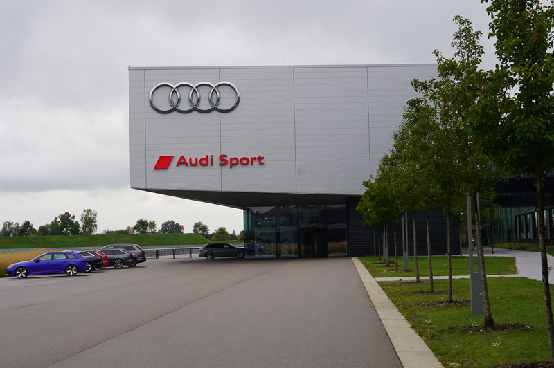 ドイツ ノイブルグにあるアウディ スポーツの本拠地の建屋