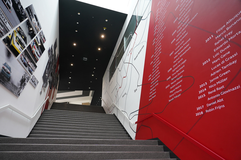 ノイブルグにあるアウディ スポーツの本拠地。入口にはアウディのモータースポーツヒストリーが表示されている