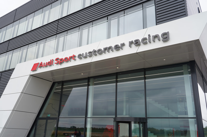 カスタマーレーシングの倉庫。ここからFIA-GT3マシンのパーツなどが世界中の顧客に向けて出荷されていく