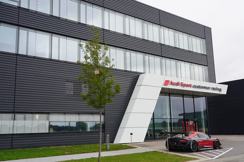 カスタマーレーシングの倉庫。ここからFIA-GT3マシンのパーツなどが世界中の顧客に向けて出荷されていく