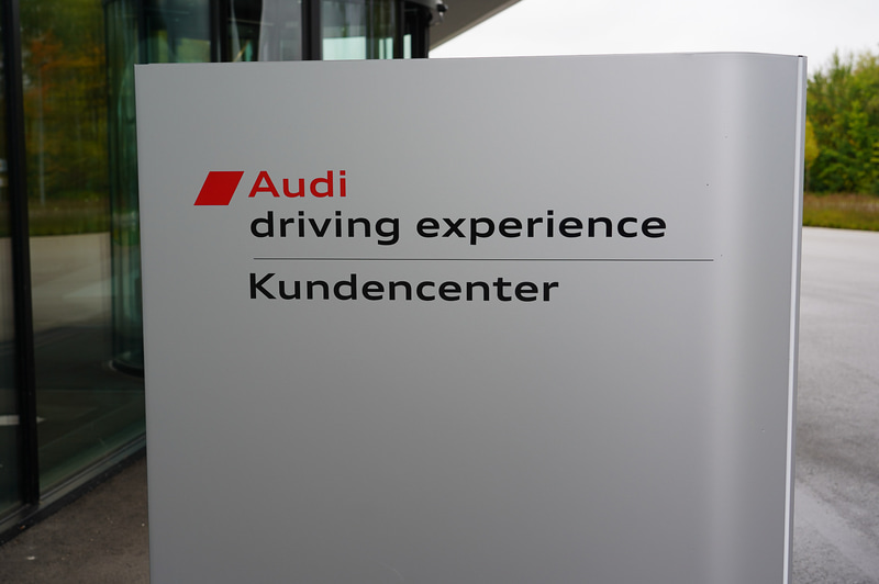Audi driving experienceの看板
