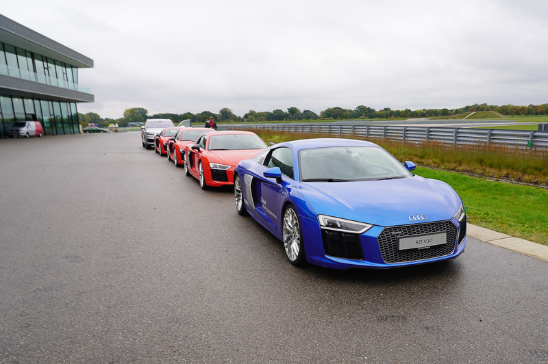 R8を使ったコース走行も体験できる