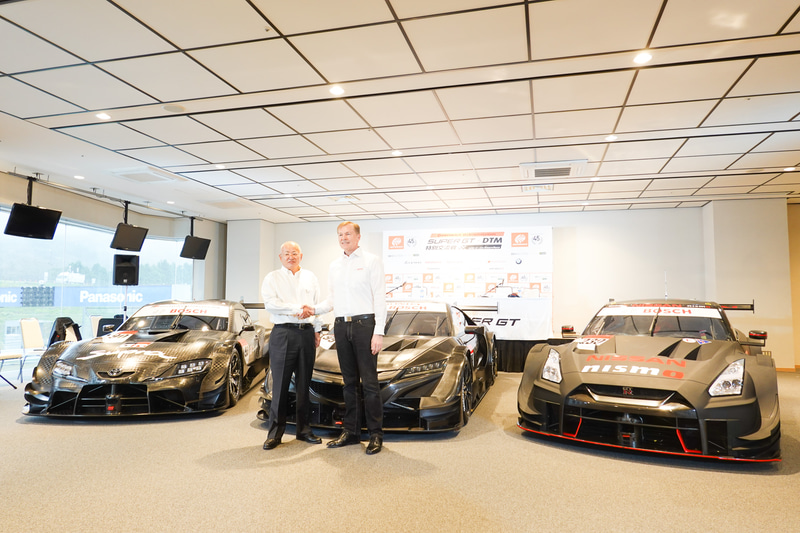 会見後、3車の前でフォトセッション