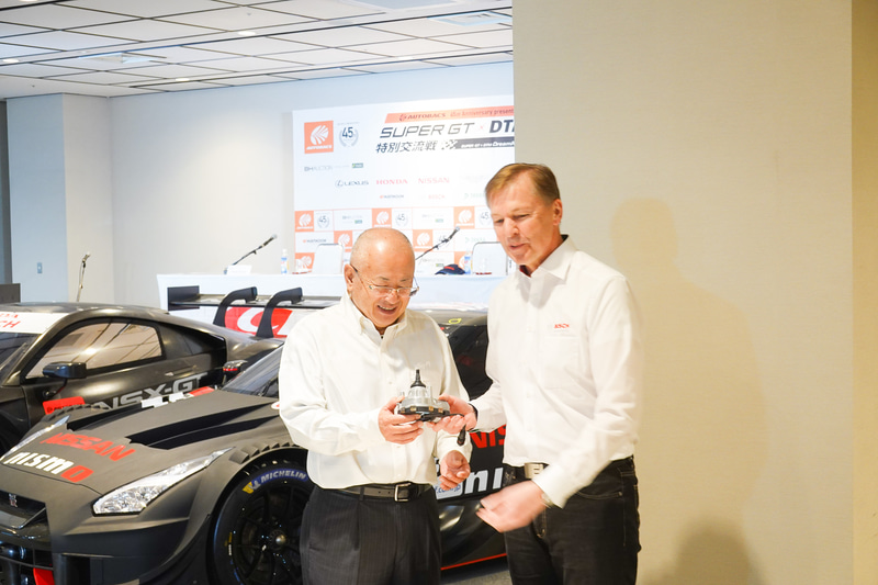 メーダー氏が坂東代表にボッシュ製ECUを渡す