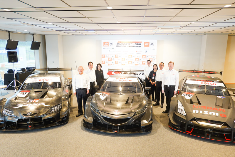 2020年のGT500マシンと、GTA坂東代表、ボッシュ メーダー社長、ボッシュスタッフ