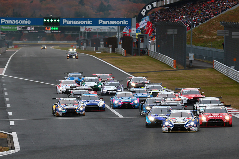 密集したスタートは迫力のあるもの