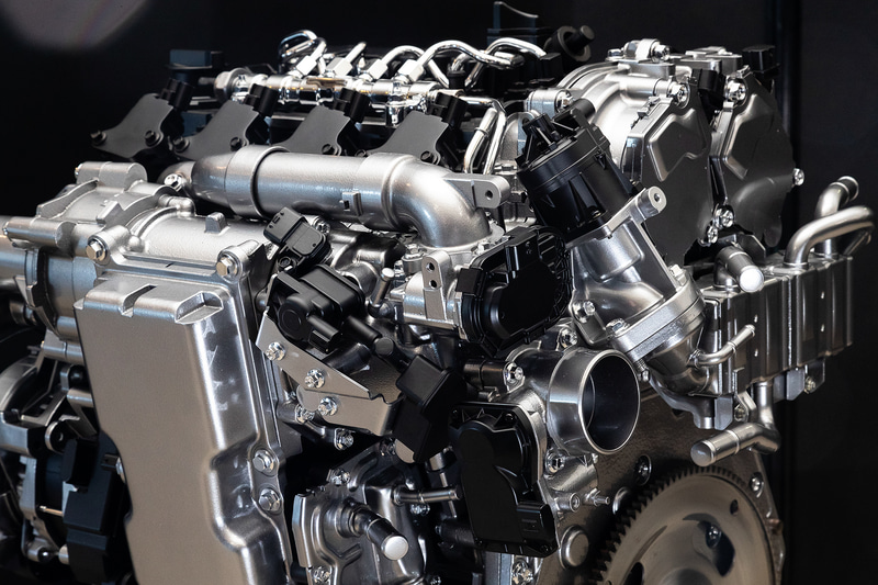 スロットルバルブの先にはバイパス用のバルブが設けられ、エアサプライを作動させないときには上部のバイパスを通って吸気される