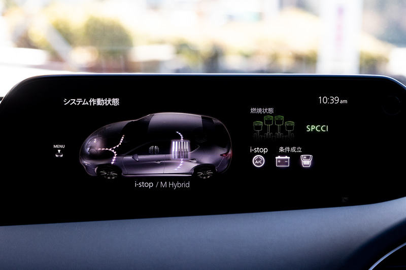 センターのモニターでSPCCIの作動状態を確認できる。写真左が圧縮着火の状態で、写真右が通常の火花点火の状態