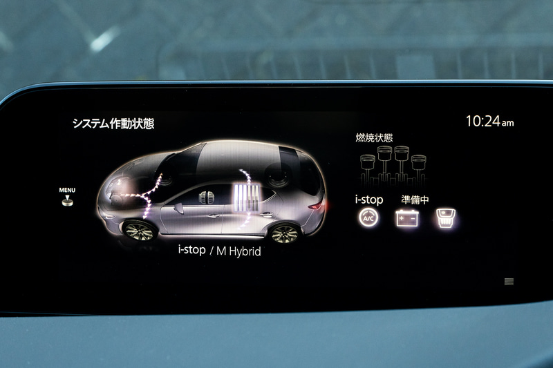 センターのモニターでSPCCIの作動状態を確認できる。写真左が圧縮着火の状態で、写真右が通常の火花点火の状態