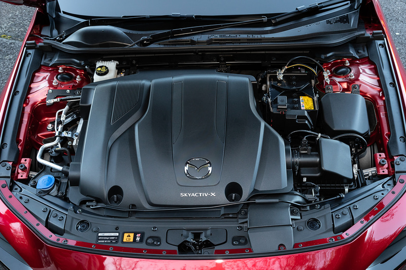 SKYACTIV-Xエンジン。最高出力は132kW（180PS）/6000rpm、最大トルク224Nm（22.8kgfm）/3000rpmを発生。大きなカバーで覆われている