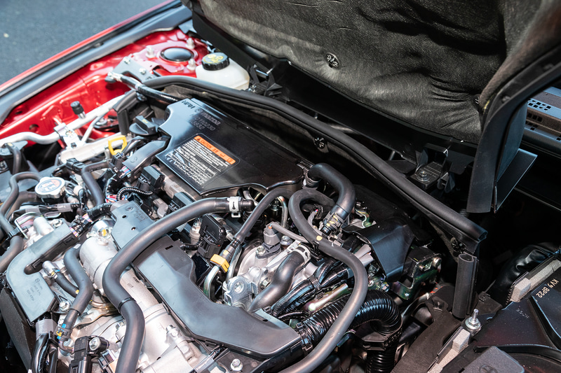 天面のカバーだけでなくバルクヘッド側なども覆われていて、エンジン全体がシェルに包まれているような状態。これは音の問題とともに、熱の対策でもある