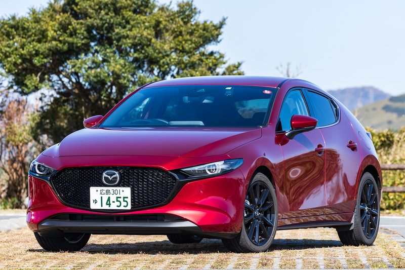 写真はSKYACTIV-Xエンジンを搭載したグレード「X L Package」。ボディカラーはソウルレッドクリスタルメタリック