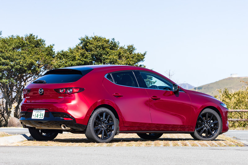 写真はSKYACTIV-Xエンジンを搭載したグレード「X L Package」。ボディカラーはソウルレッドクリスタルメタリック