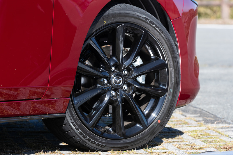 タイヤはMAZDA3専用設計のTOYO PROXES R51 Aでサイズは215/45R18。ホイールはSKYACTIV-X搭載グレード専用の高輝度塗装となる