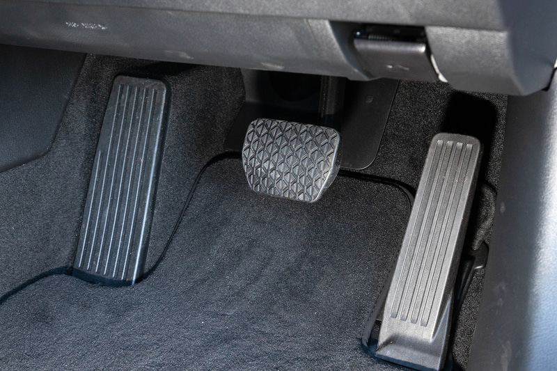 ATモデルのペダル。アクセルペダルはオルガン式