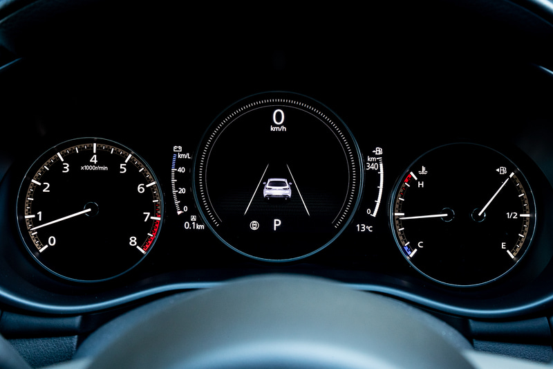 3眼メーターは中央のメーターがディスプレイになっている