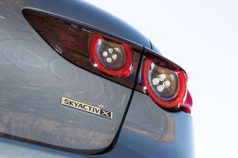 さりげないSKYACTIV-Xのエンブレム。だがその1歩はマツダだからこそできた素晴らしいエンジンだ