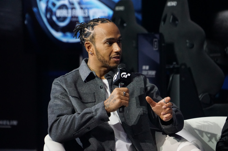 ハミルトン選手が登場したイベントでは、「グランツーリスモ」プロデューサーの山内一典氏と大会出場選手らが加わったトークセッションが展開された