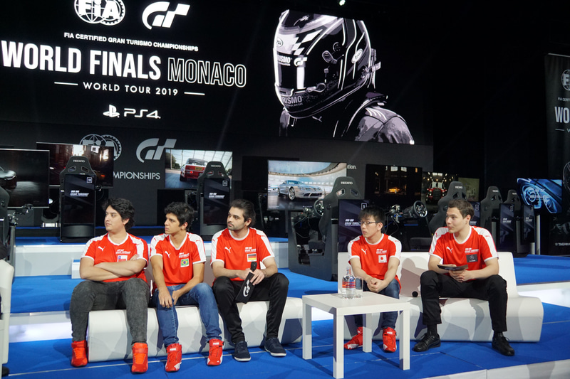 ハミルトン選手が登場したイベントでは、「グランツーリスモ」プロデューサーの山内一典氏と大会出場選手らが加わったトークセッションが展開された