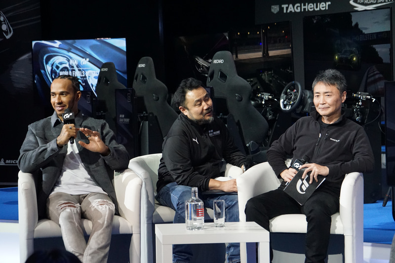 ハミルトン選手が登場したイベントでは、「グランツーリスモ」プロデューサーの山内一典氏と大会出場選手らが加わったトークセッションが展開された