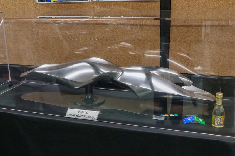 御神体と呼ぶチーターオブジェを再現したもの。写真左が以前の加工や磨きによるもので、右が新しい加工や磨きによるもの。右のほうが有機的ななめらかさが再現されている